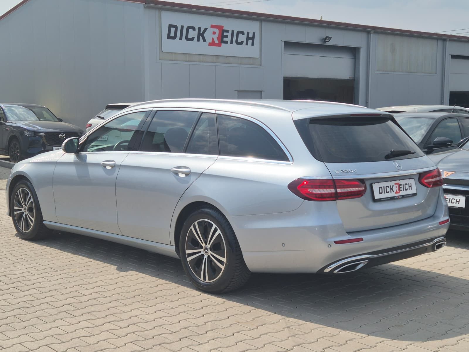 Fahrzeugabbildung Mercedes-Benz E 220 d Avantgarde AHK*DIST*LED*SHZ*Kam*Ambiente