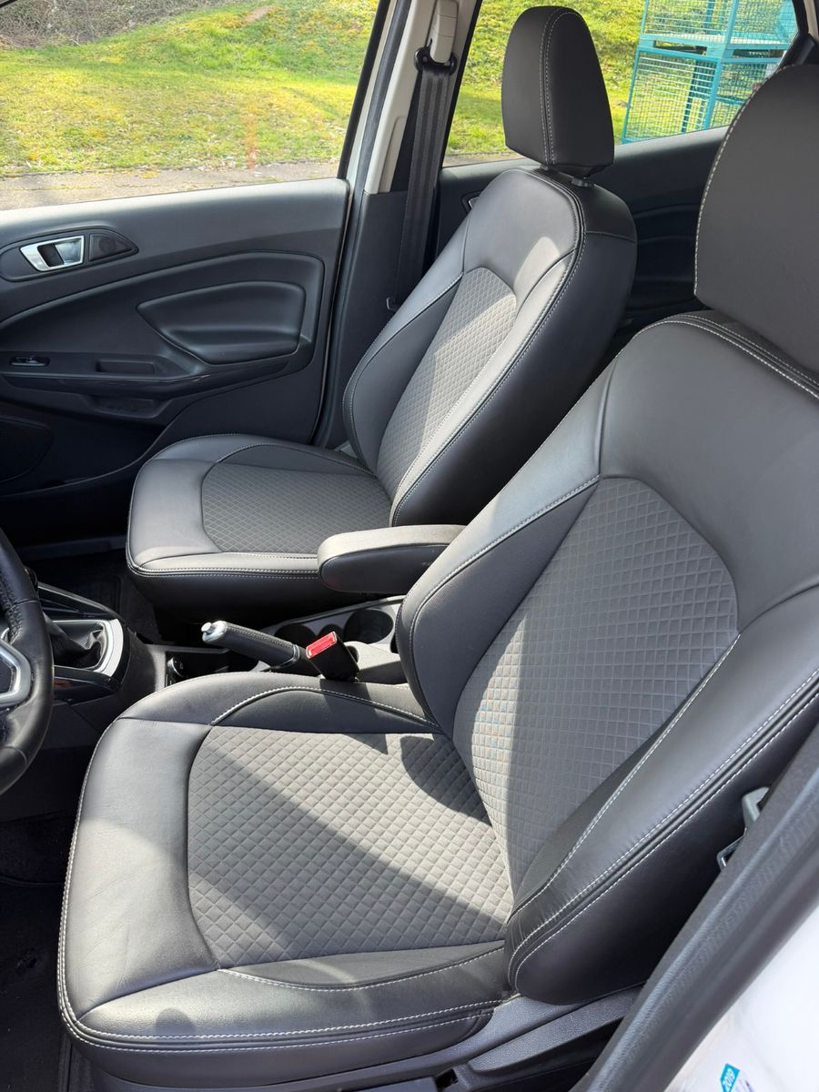 Fahrzeugabbildung Ford EcoSport Titanium 8fach Bereift ALUFelgen