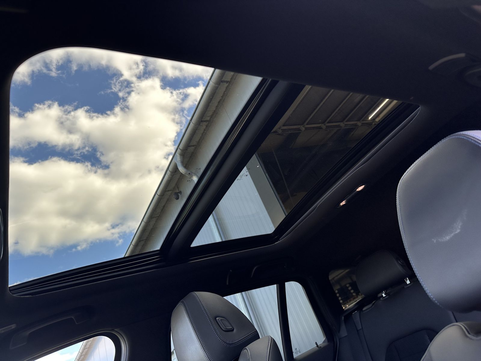 Fahrzeugabbildung BMW 330d Touring xDrive M-Sport NAV+LED+PANO+KAM+1HD