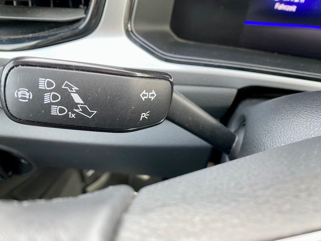 Fahrzeugabbildung Volkswagen T-Roc 1.0 AAC KLIMAAUT SHZ NAVI CARPLAY GJR