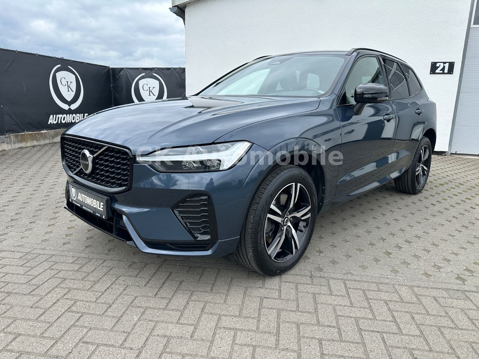 Fahrzeugabbildung Volvo XC60 B4 R Design 2WD/Navi/Pano/Kamera/LED