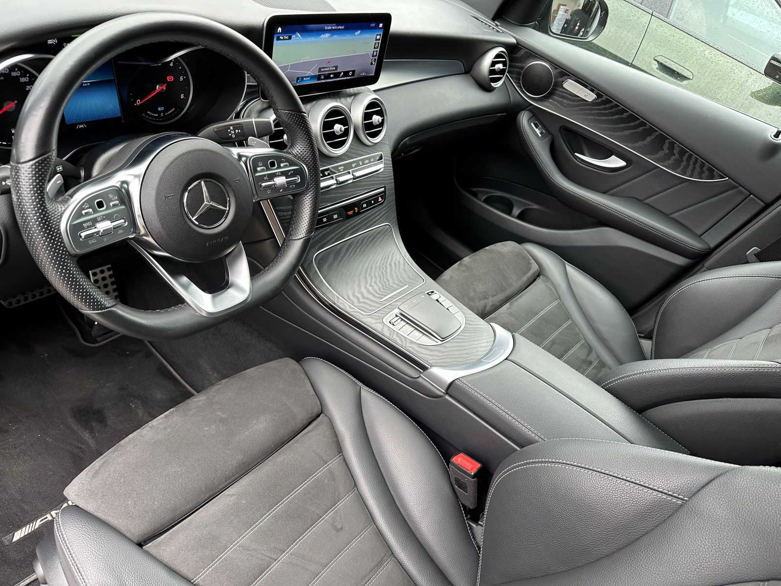 Fahrzeugabbildung Mercedes-Benz GLC 300de 4M AMG-Line NAV+LED+KAM+ACC+PANO+20ZO