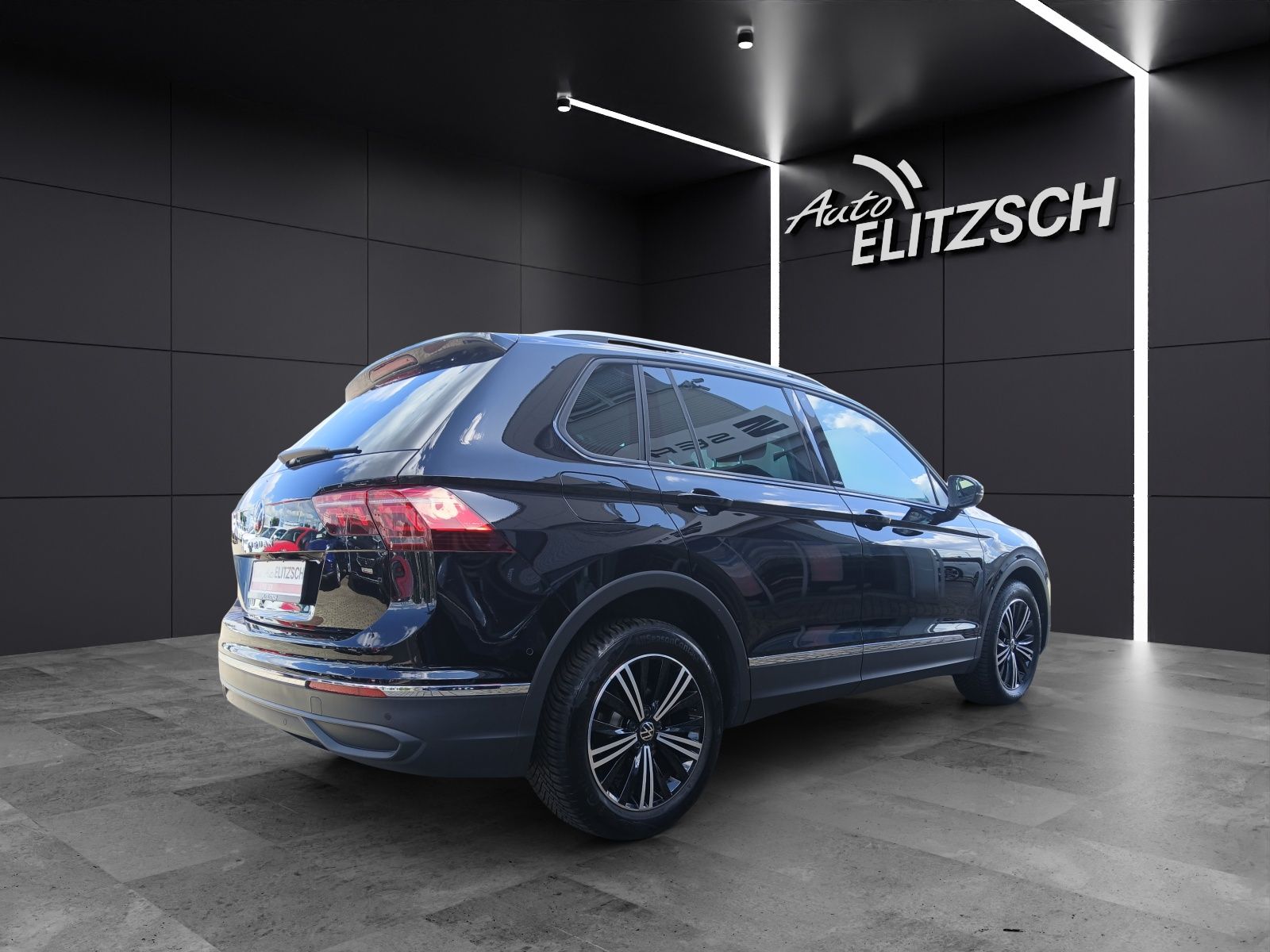 Fahrzeugabbildung Volkswagen Tiguan TDI United DSG Matrix Navi HUD AID ACC RF