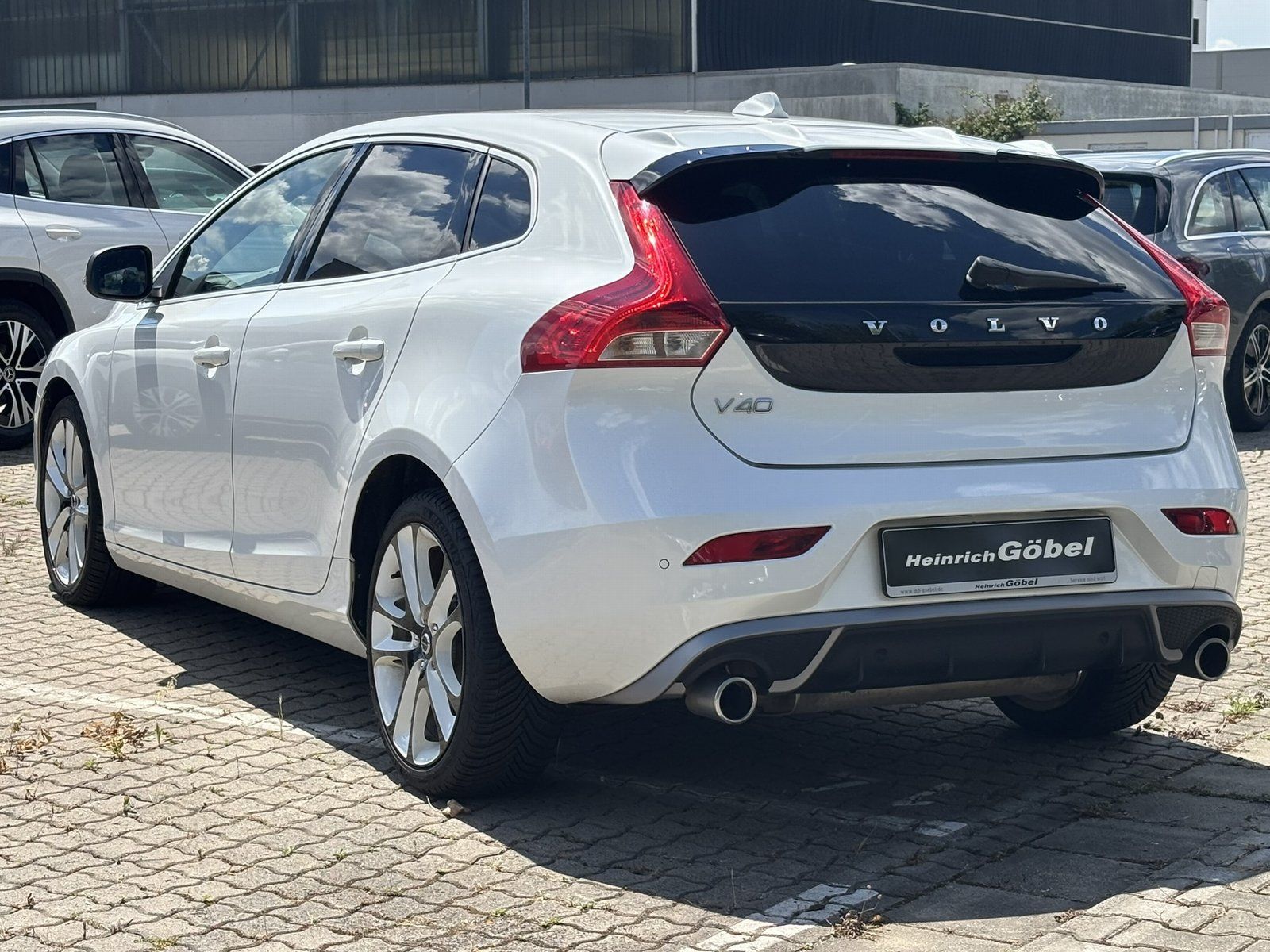 Fahrzeugabbildung Volvo V 40 T2 2.0 R-DESIGN*SHZ VORN/HINTEN*LED*BLUETOO