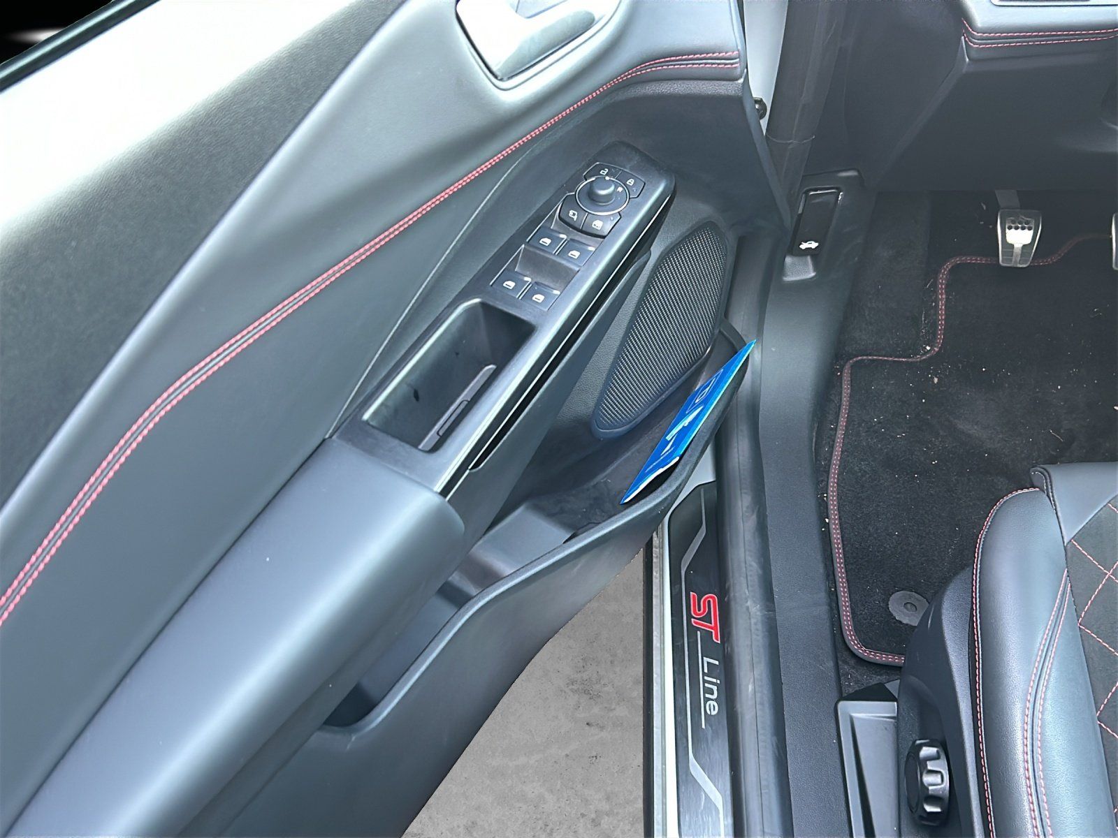 Fahrzeugabbildung Ford Puma ST-Line X Pano Dach Winter Paket 19Zoll