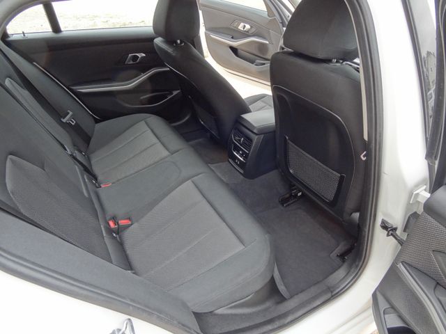 Fahrzeugabbildung BMW 318d/1.Hd/Curved/Navi/AHK/150PS/LED/115TKM/