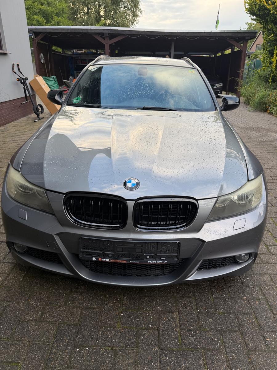 BMW 325 2011 — вигляд ззаду
