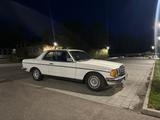 Mercedes-Benz W123 300CD - Mercedes-Benz 300: 300cd