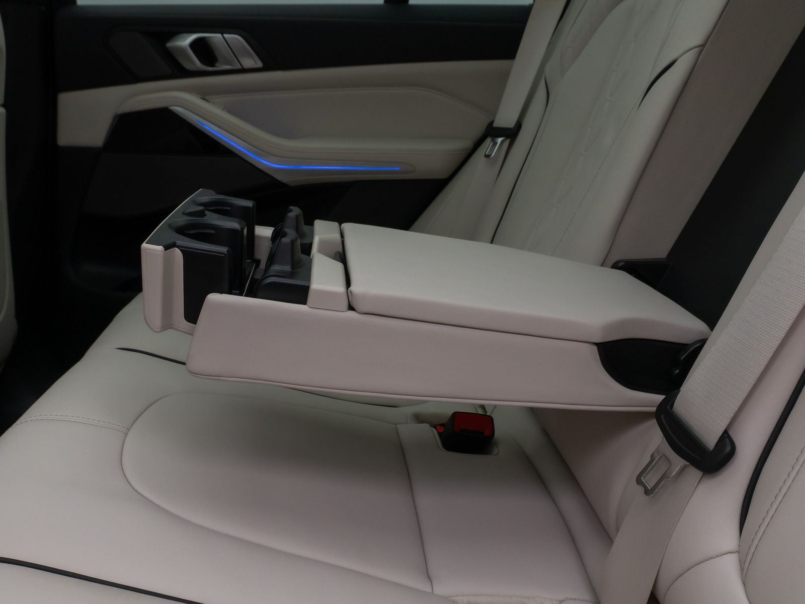 Fahrzeugabbildung BMW X5 xD40d M Sport Panorama Laser 360°HUD DAB H/K