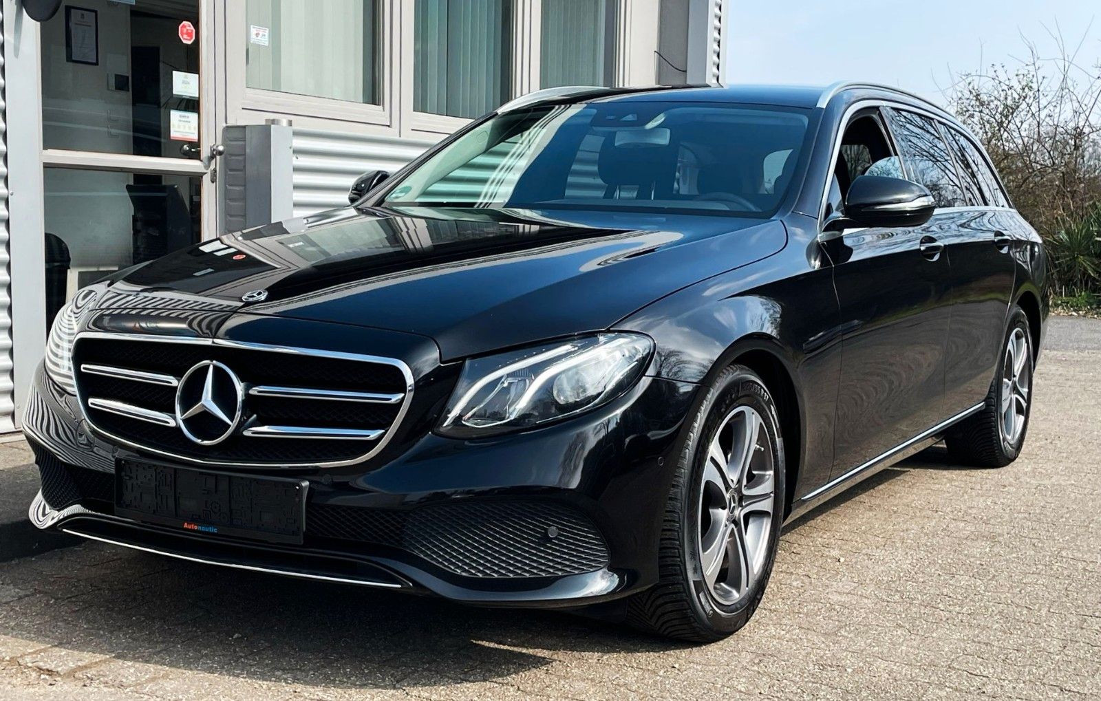 Fahrzeugabbildung Mercedes-Benz E 220T AUT. 4-MATIC NAVI CAM LED AHK 1.Hd
