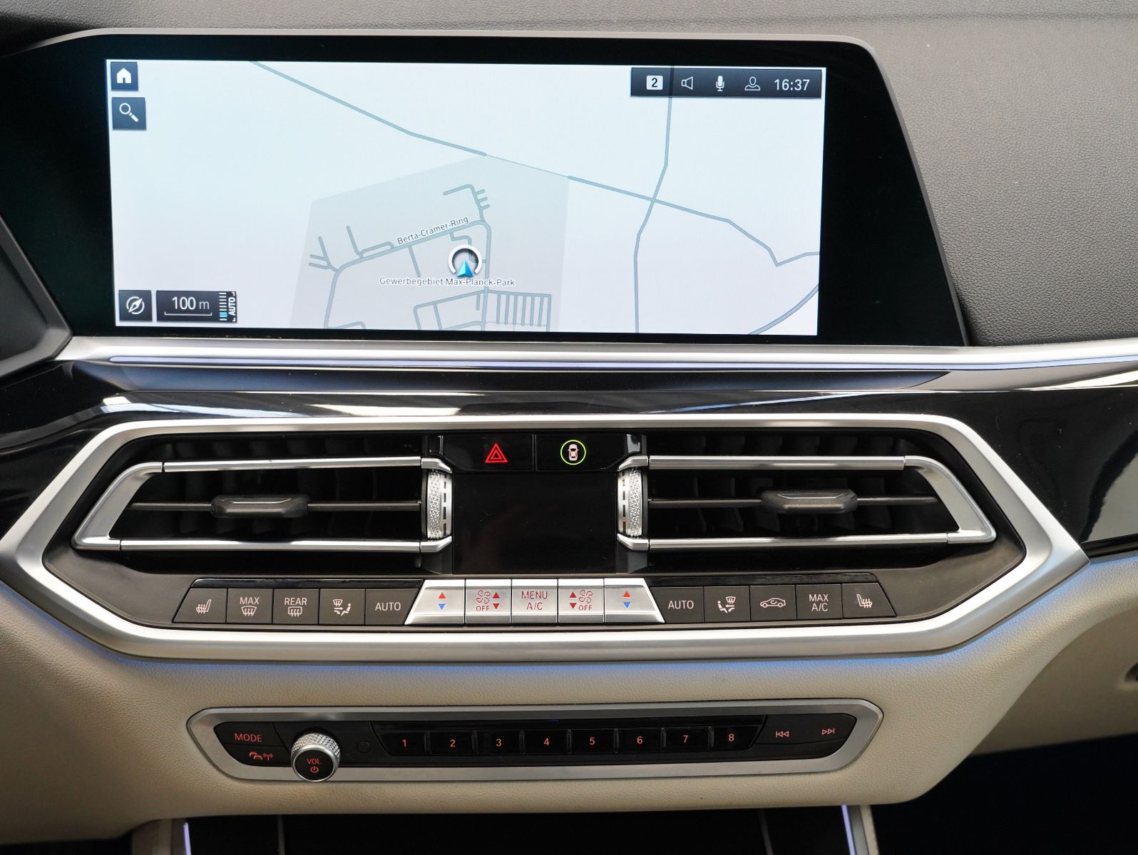 Fahrzeugabbildung BMW X5 xDrive 45 e INDIVIDUAL/MERINO/GESTIK/360°/AHK