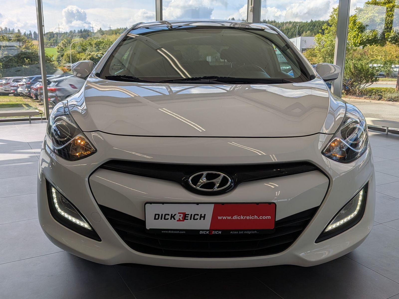 Fahrzeugabbildung Hyundai i30 1.6 Classic PDC Tempomat Bluetooth LHz SHz