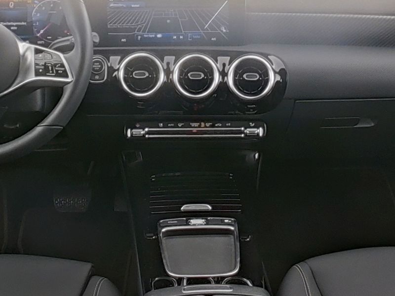 Fahrzeugabbildung Mercedes-Benz A 180 PROGRESSIVE+PANO+LENKRADHEIZ+KAMERA+