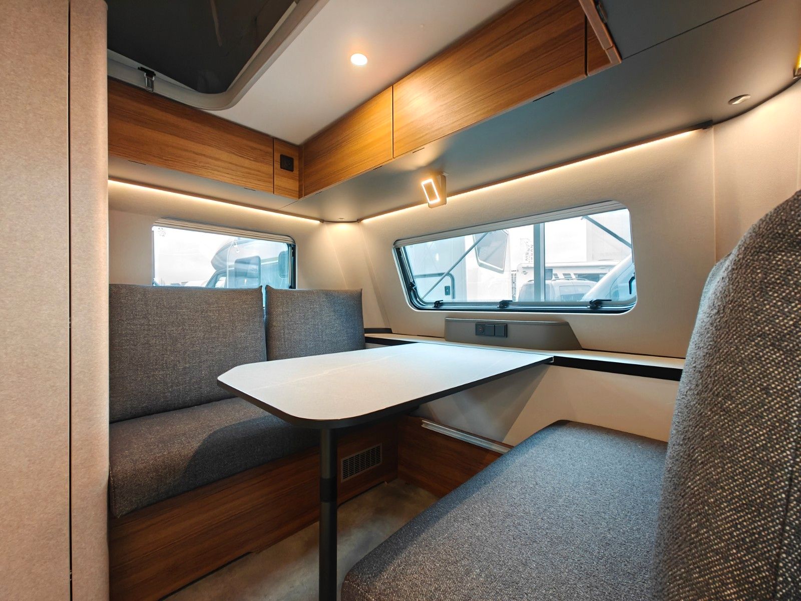 Fahrzeugabbildung HYMER / ERIBA / HYMERCAR Feeling 425 SD - MESSE-NEUHEIT 2026! -