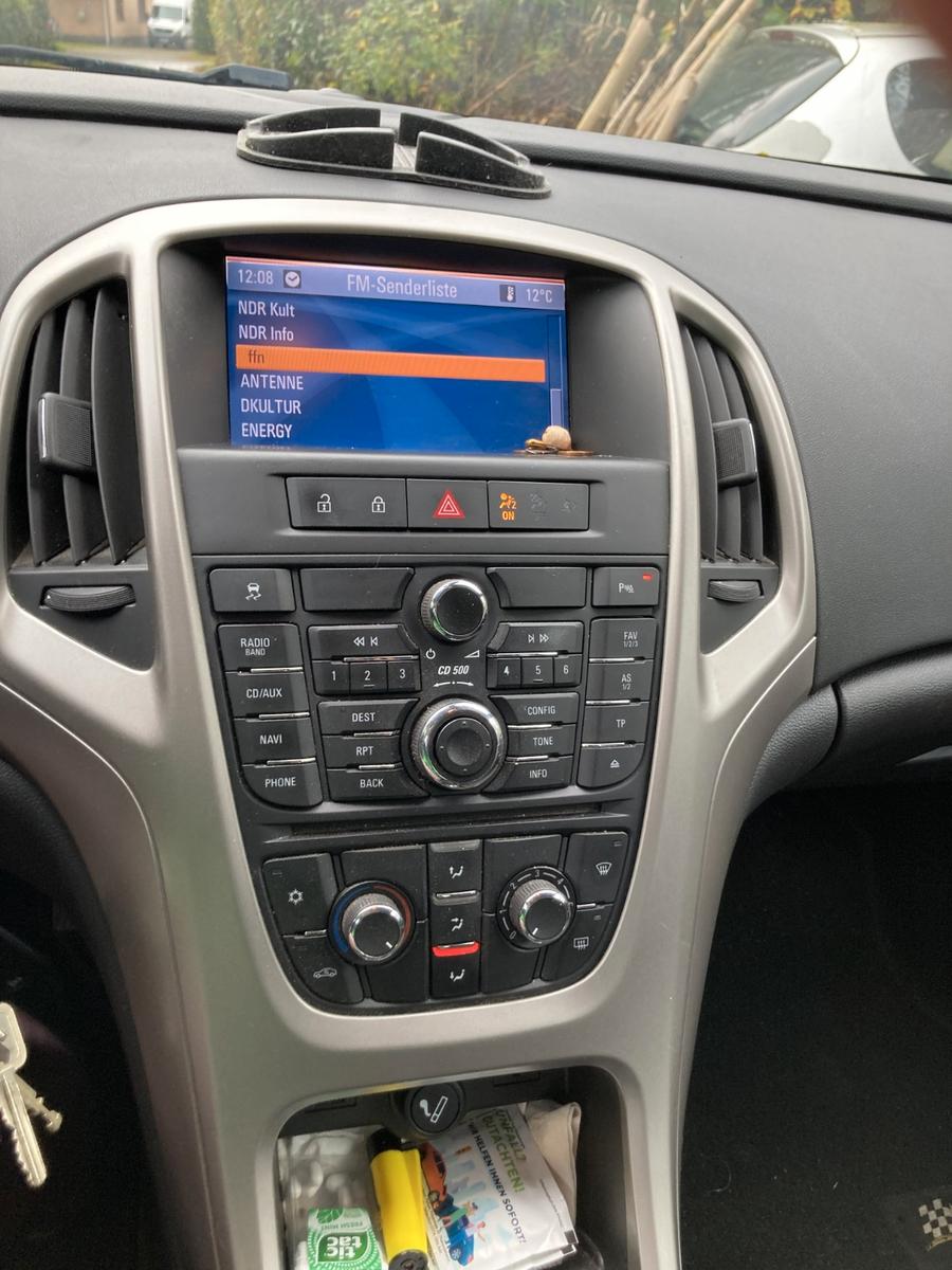 Opel Astra 2011 — photo 8