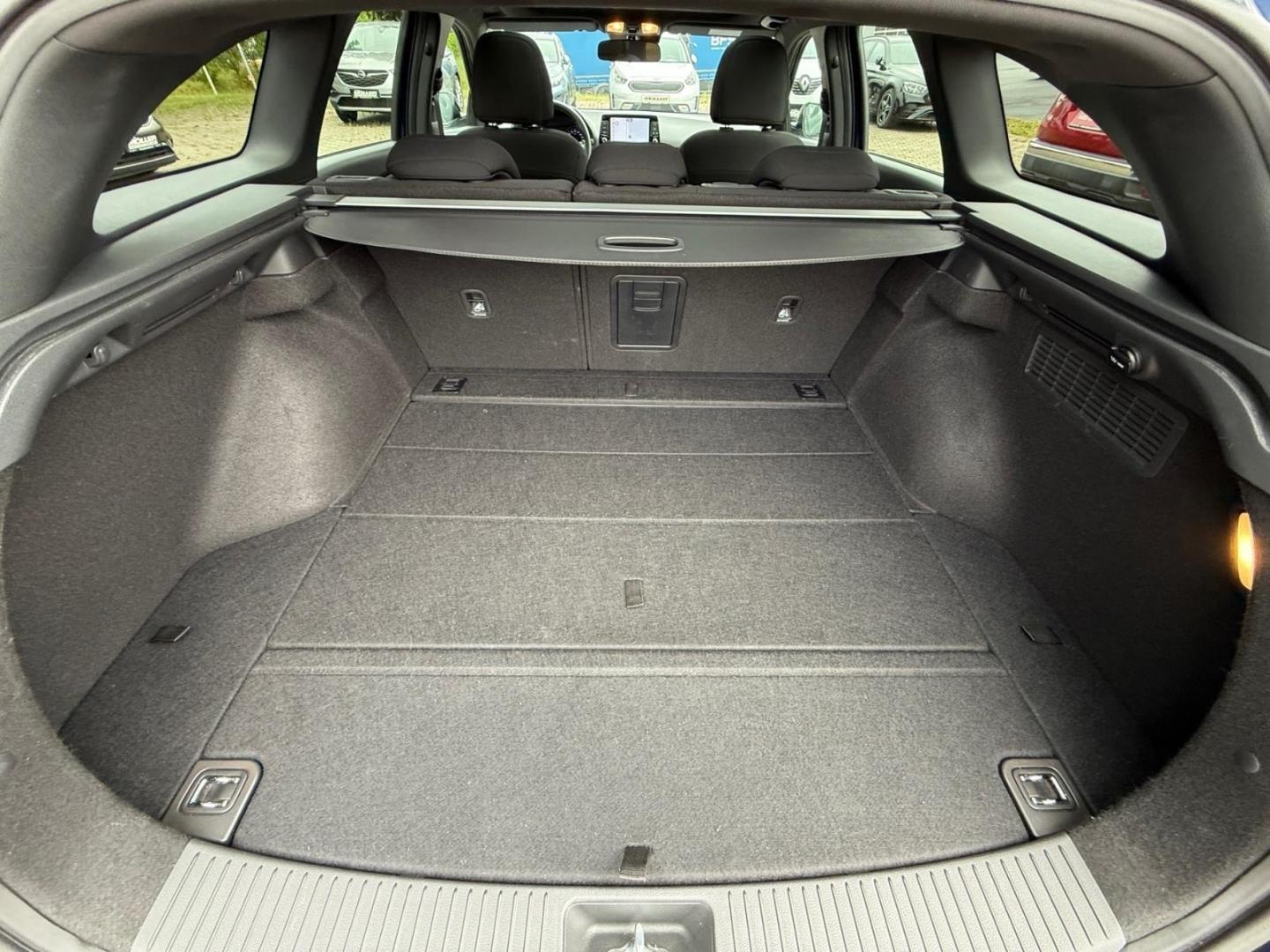 Hyundai i30 1.4T Kombi Passion+ Panodach Navi PDC SHZ Kl
