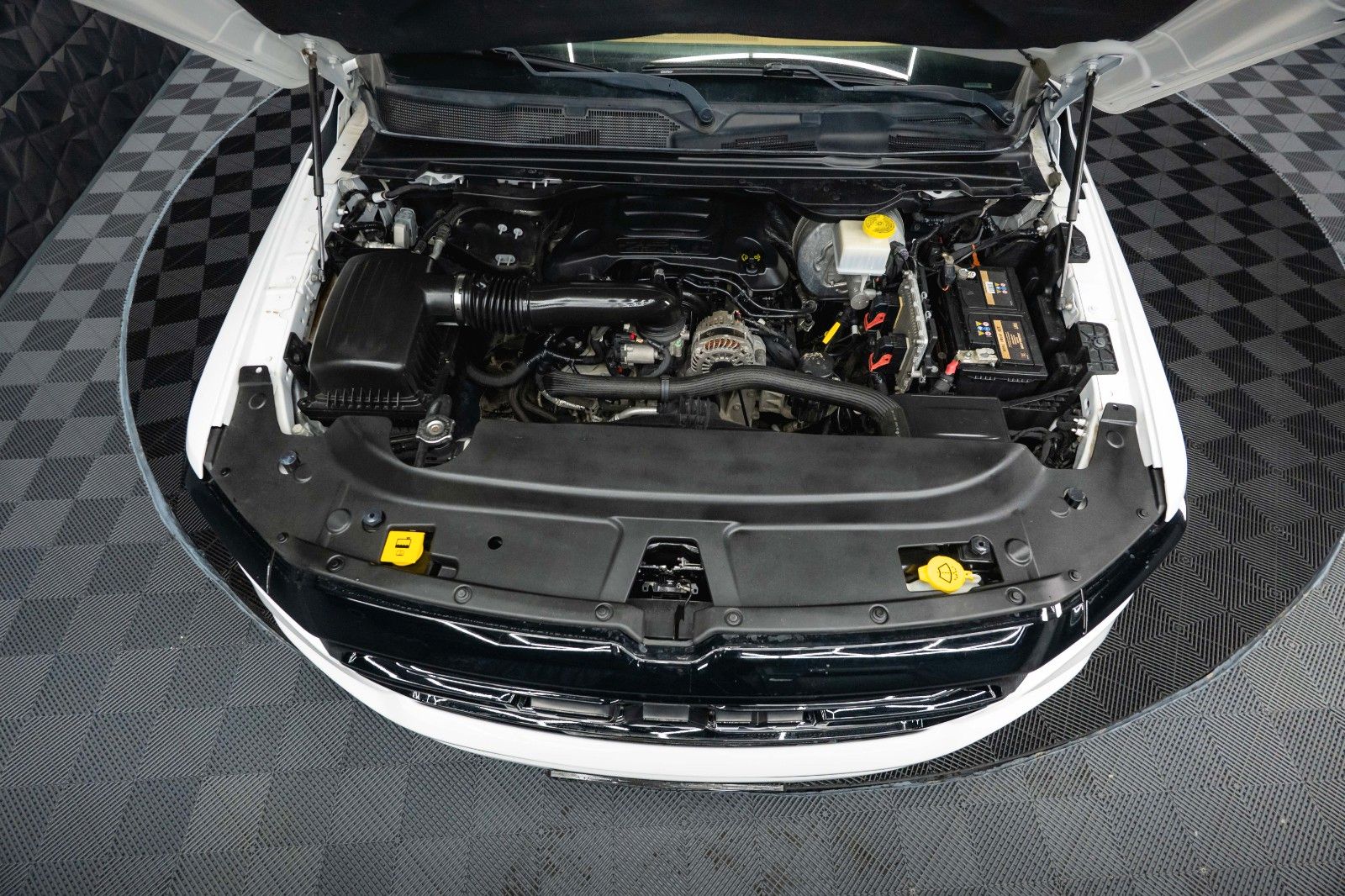 Fahrzeugabbildung Dodge RAM 5.7 V8 HEMI 4x4 OFFROAD LONGBED Night-Paket