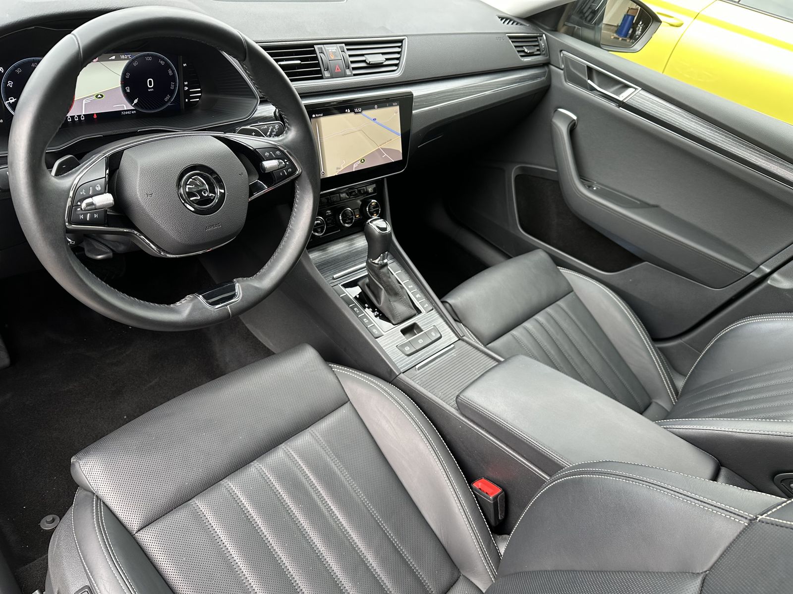 Fahrzeugabbildung SKODA Superb Combi Premium NAV+LED+PANO+360°+AHK+DCC