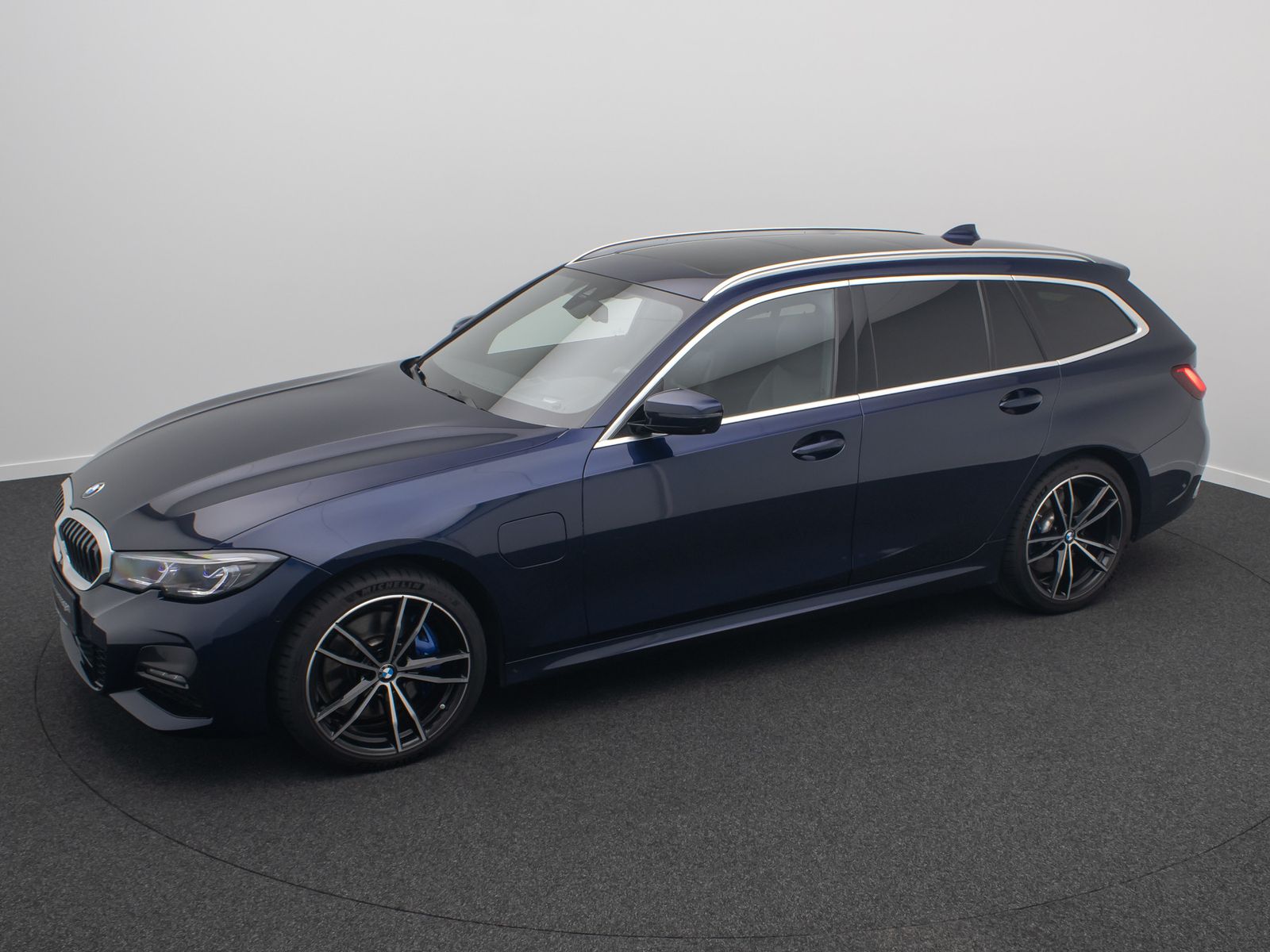 Fahrzeugabbildung BMW 330e xD M Sport 360&deg; HUD Panorama Individual 19"