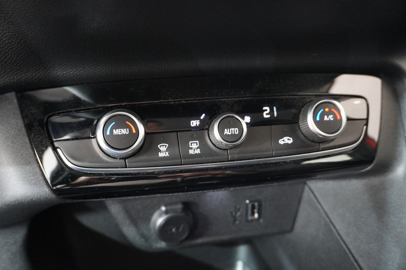 Fahrzeugabbildung Opel Corsa-e F EDITION 7KW NAVI/VIRT/TEMP/DAB/WÄRMEP.