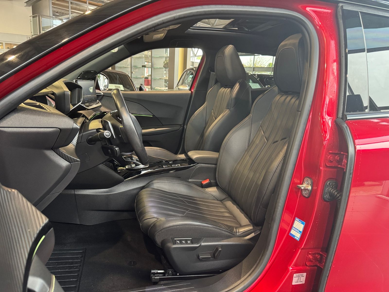 Fahrzeugabbildung Peugeot 2008 GT PANO LED NAVI ALU