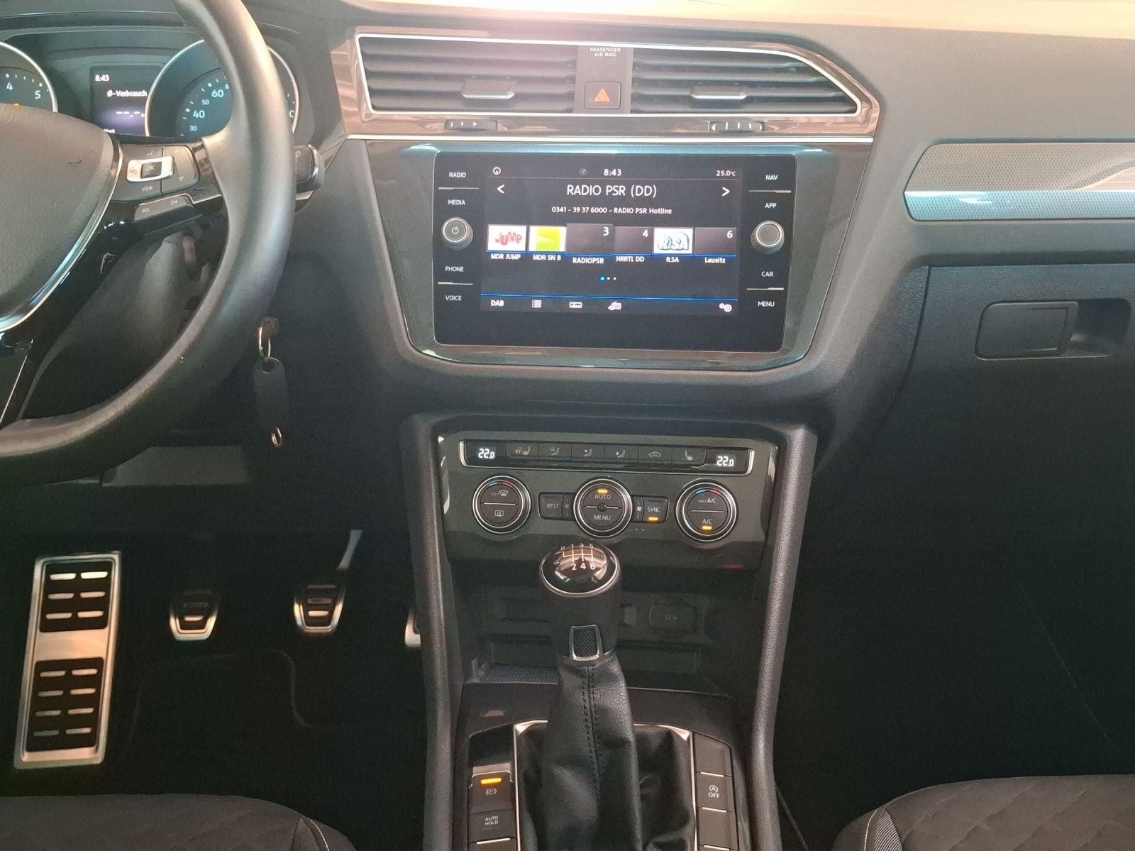Fahrzeugabbildung Volkswagen Tiguan TSI Join LED AHK Navi HUD ACC PDC SH 19"