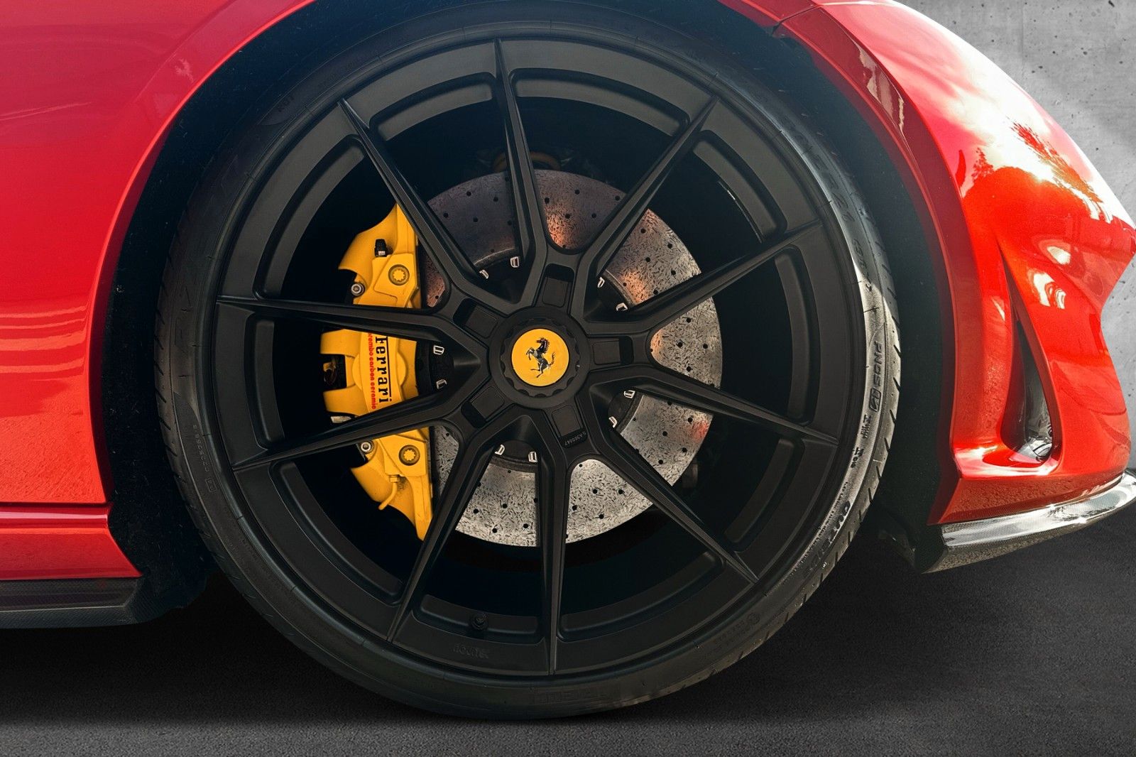 Fahrzeugabbildung Ferrari 812  Superfast*Rosso Fuoco*dt. Auto*200% Carbon