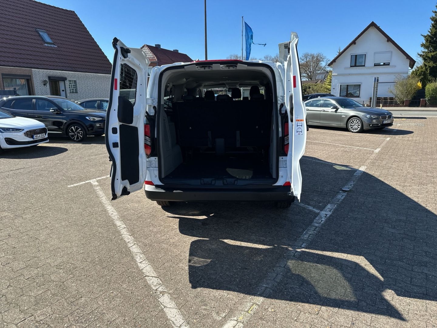 Fahrzeugabbildung Ford Transit Custom 9-Sitzer 320 L2 2.0 EcoBlue EU6e