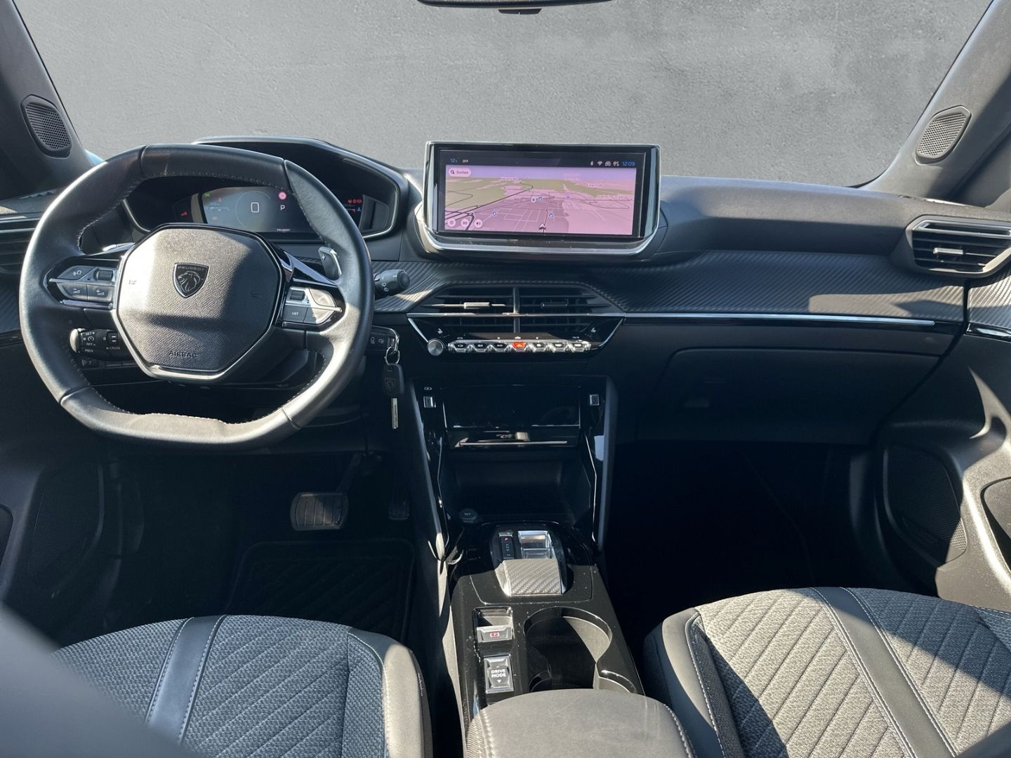 Fahrzeugabbildung Peugeot 2008 Allure LED Apple CarPlay Android Auto Klima