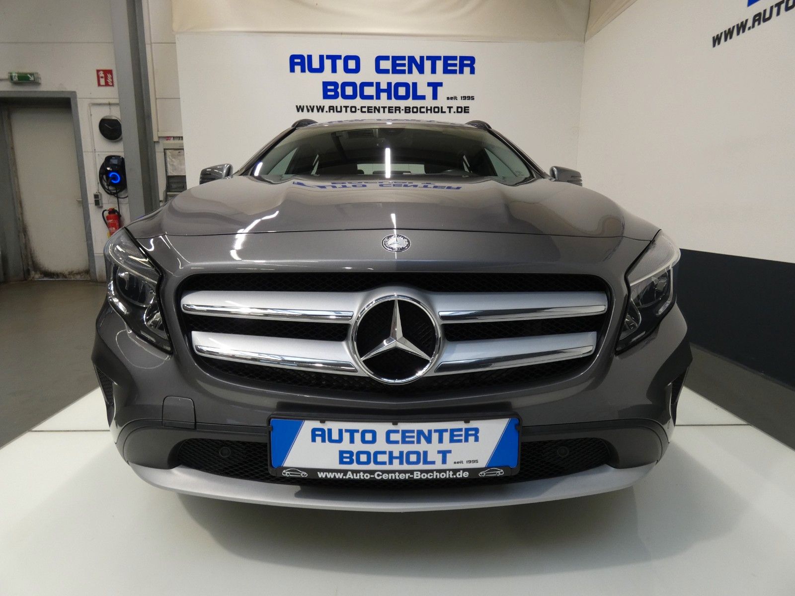 MERCEDES-BENZ GLA 180 7G-DCT Style*Aut*Navi*PDC*AHK