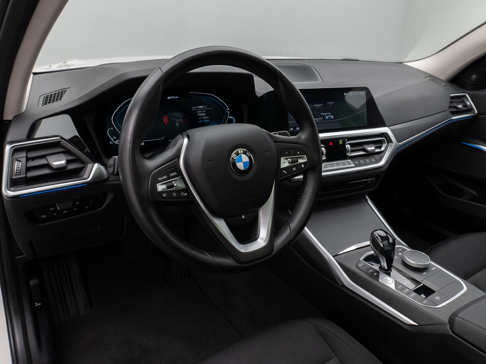 Fahrzeugabbildung BMW 330e Panorama Laser HUD DAB H/K Komfort Alarm
