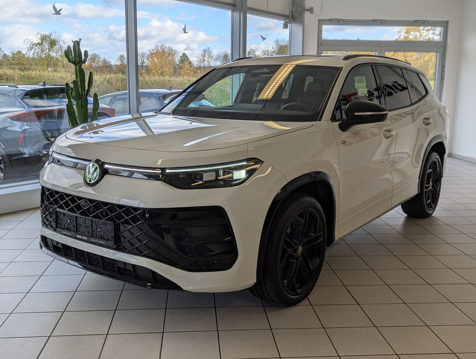 VW Tayron 2.0 R-Line Leder Launch Pano Black AHK 20 - Image 3