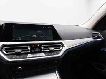 Fahrzeugabbildung BMW 320d xD Sport Line Kamera Laser HiFi AHK Komfort