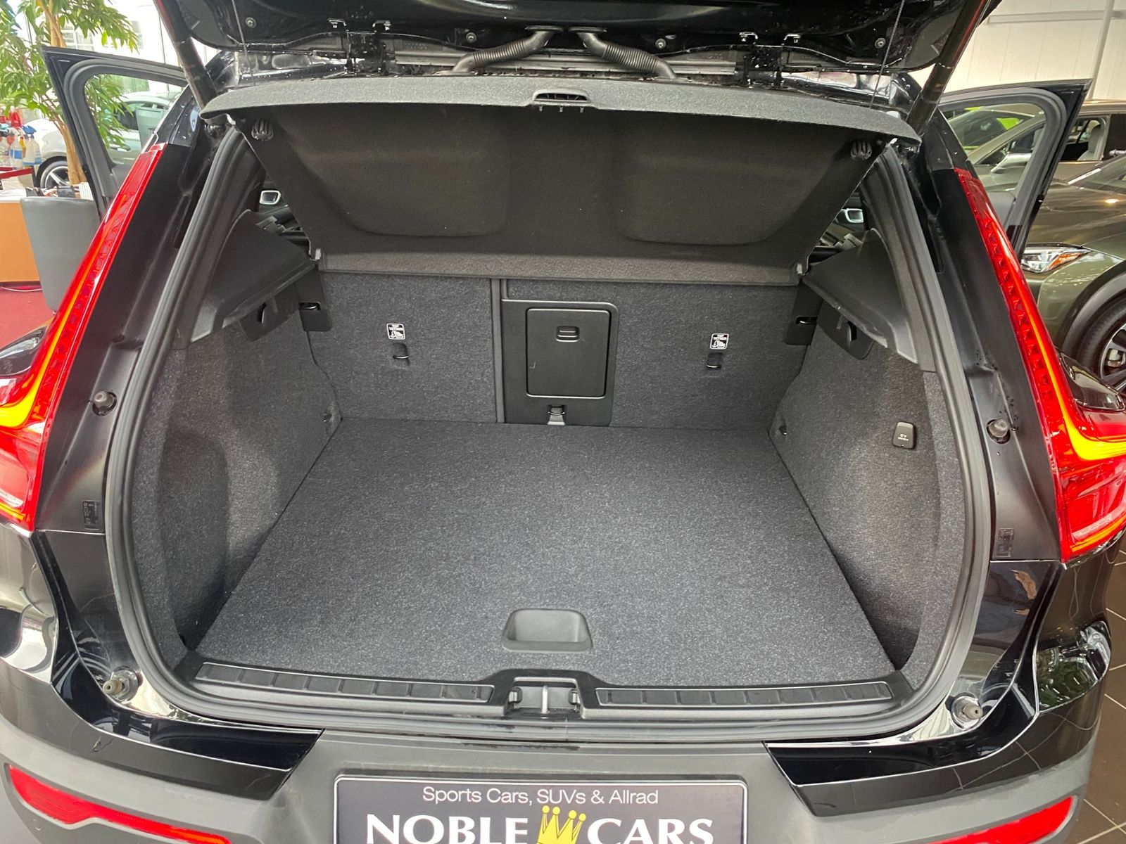 Fahrzeugabbildung Volvo XC40 R Design 2WD AHK LED NAV SHZ ALU