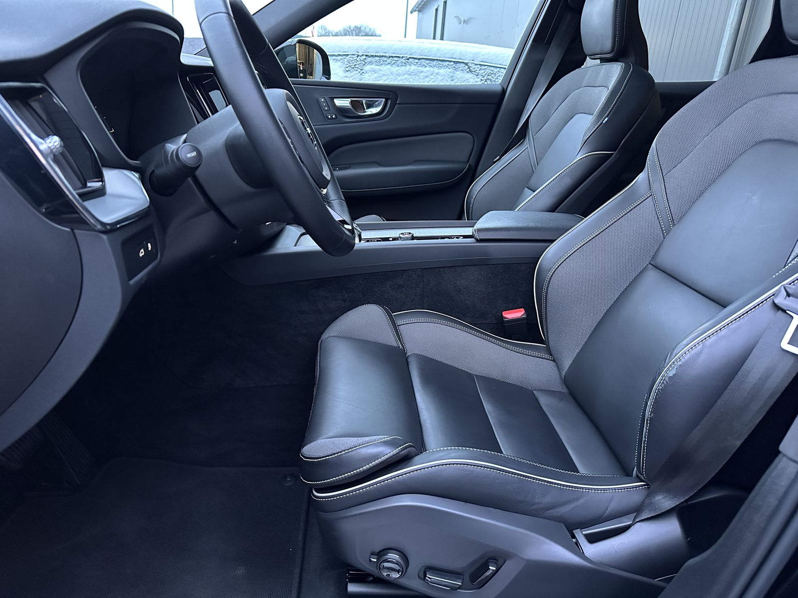 Fahrzeugabbildung Volvo XC60 T6 AWD Recharge Plus Dark NAV+LED+VCOCK+KAM