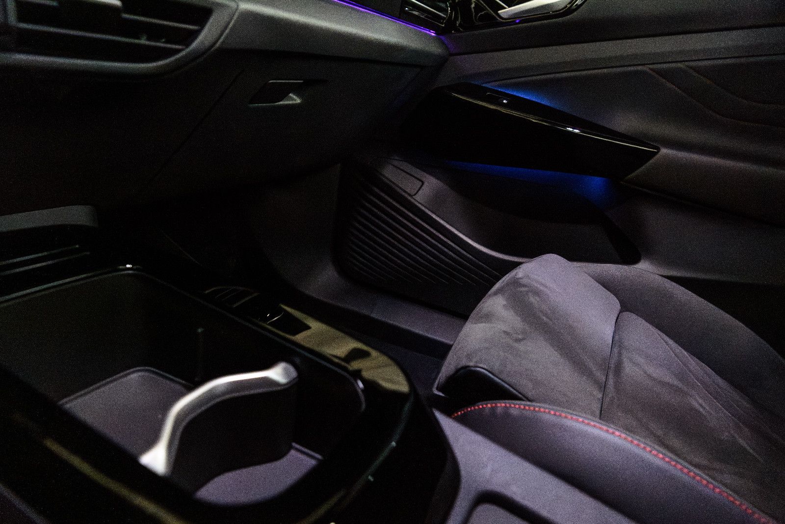 Fahrzeugabbildung Volkswagen ID.4 250 GTX 4Motion IQ-LED+AHK+E-SITZE+PANO+HuD