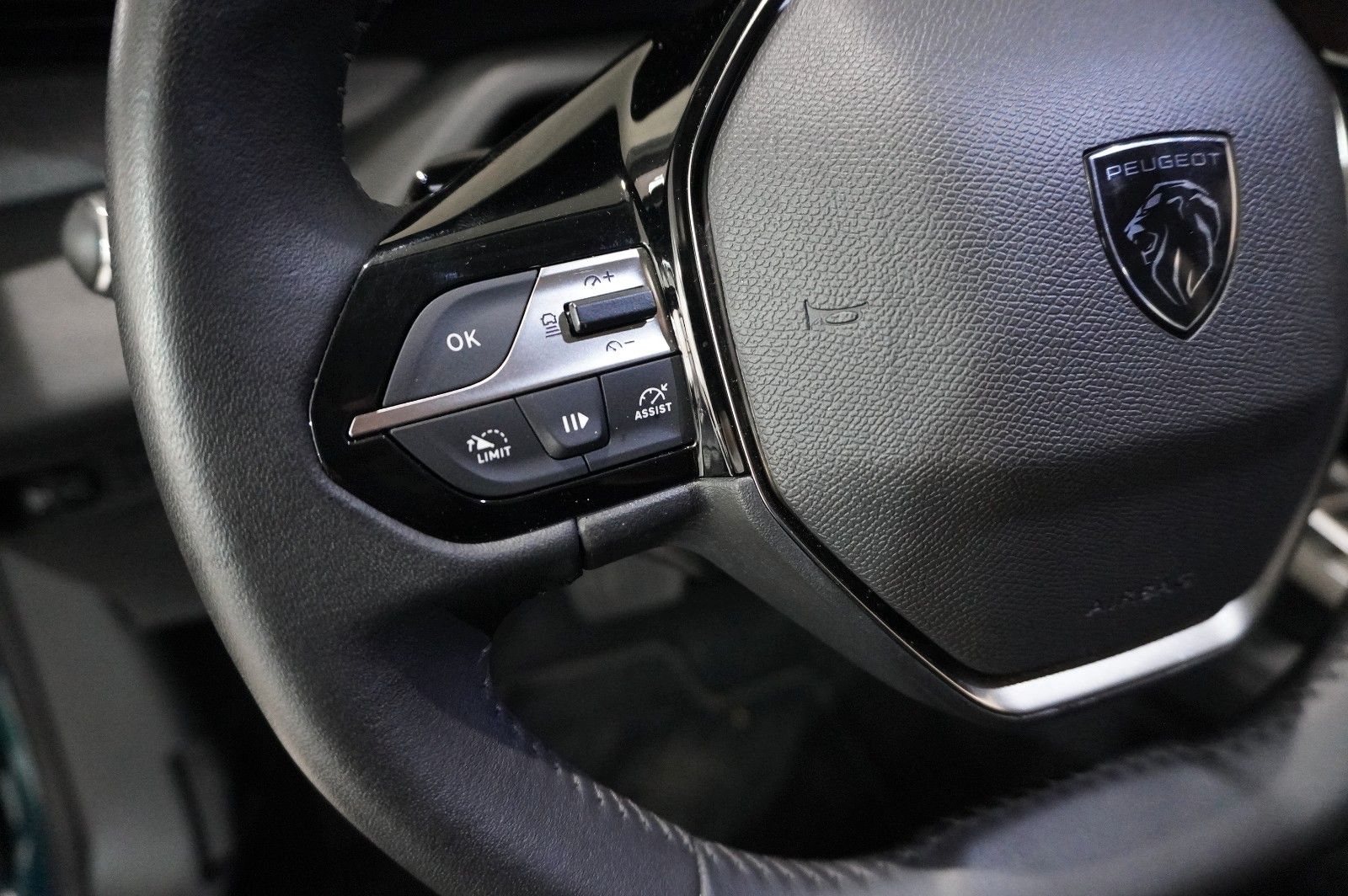 Fahrzeugabbildung Peugeot 308 SW 1.2 HYBRID ALLURE DSC NAVI/LED/KAMERA/DAB