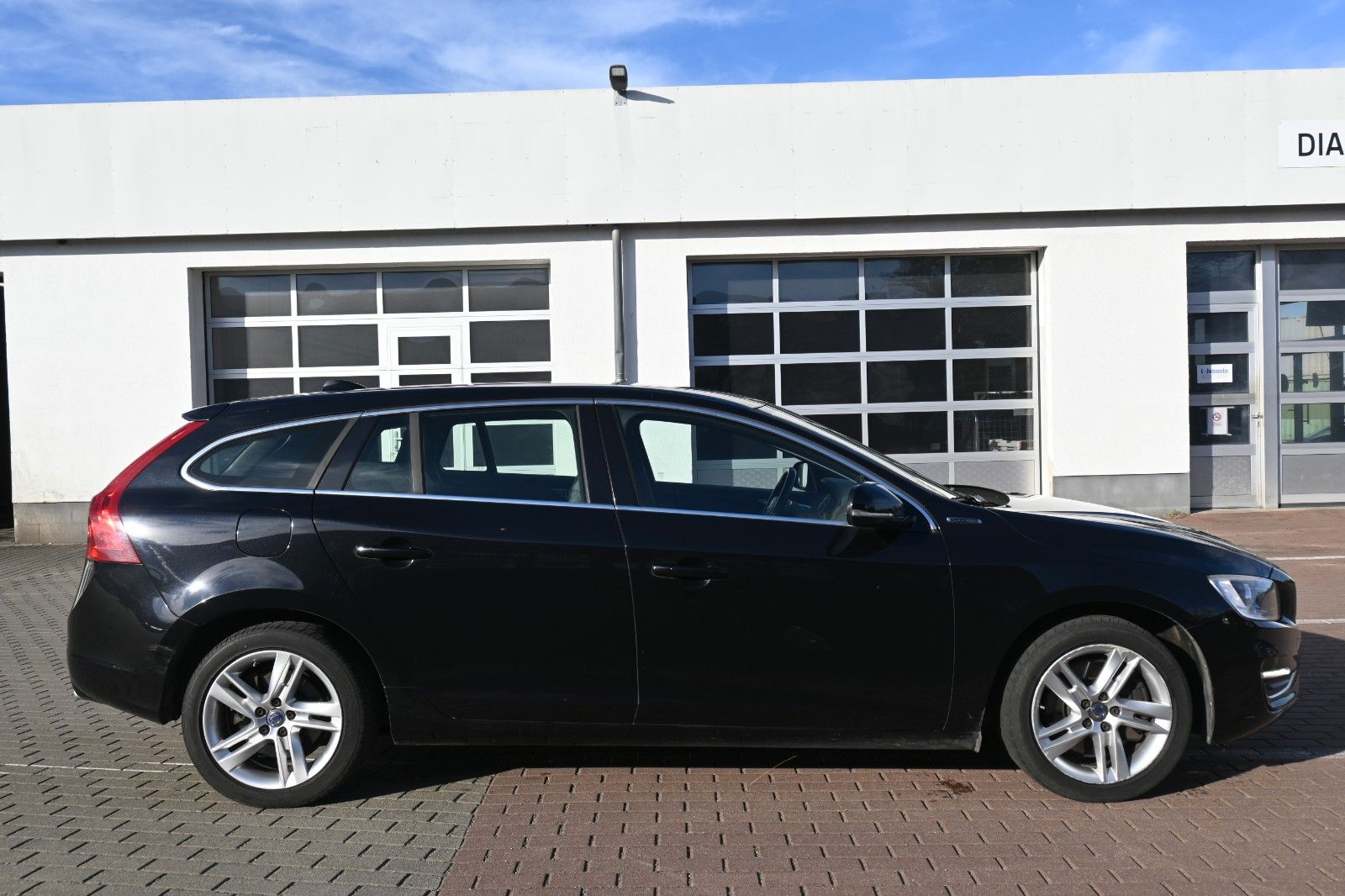 Fahrzeugabbildung Volvo V60 Kombi D6 Summum AWD*NAV*LED*TEMPO*