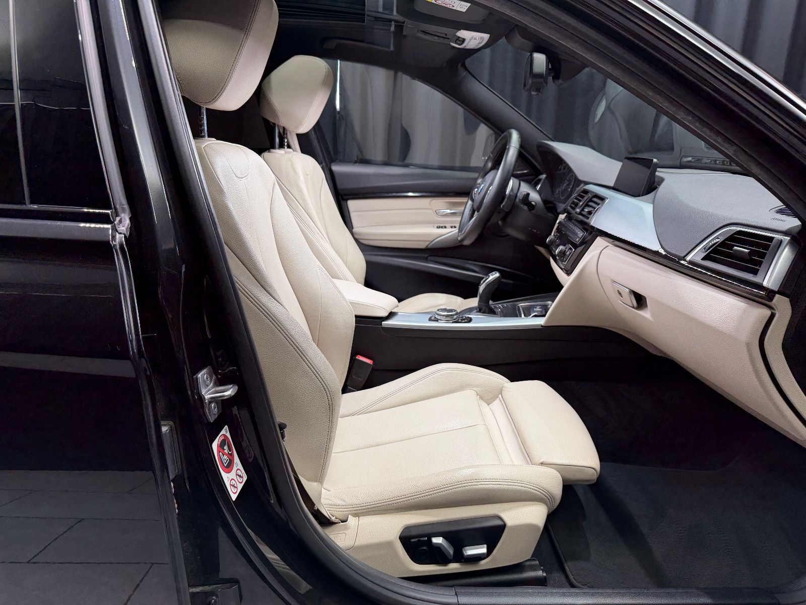 Fahrzeugabbildung BMW 335d xDrive Limo M Sport|H&K|PANO|HuD|VOLL