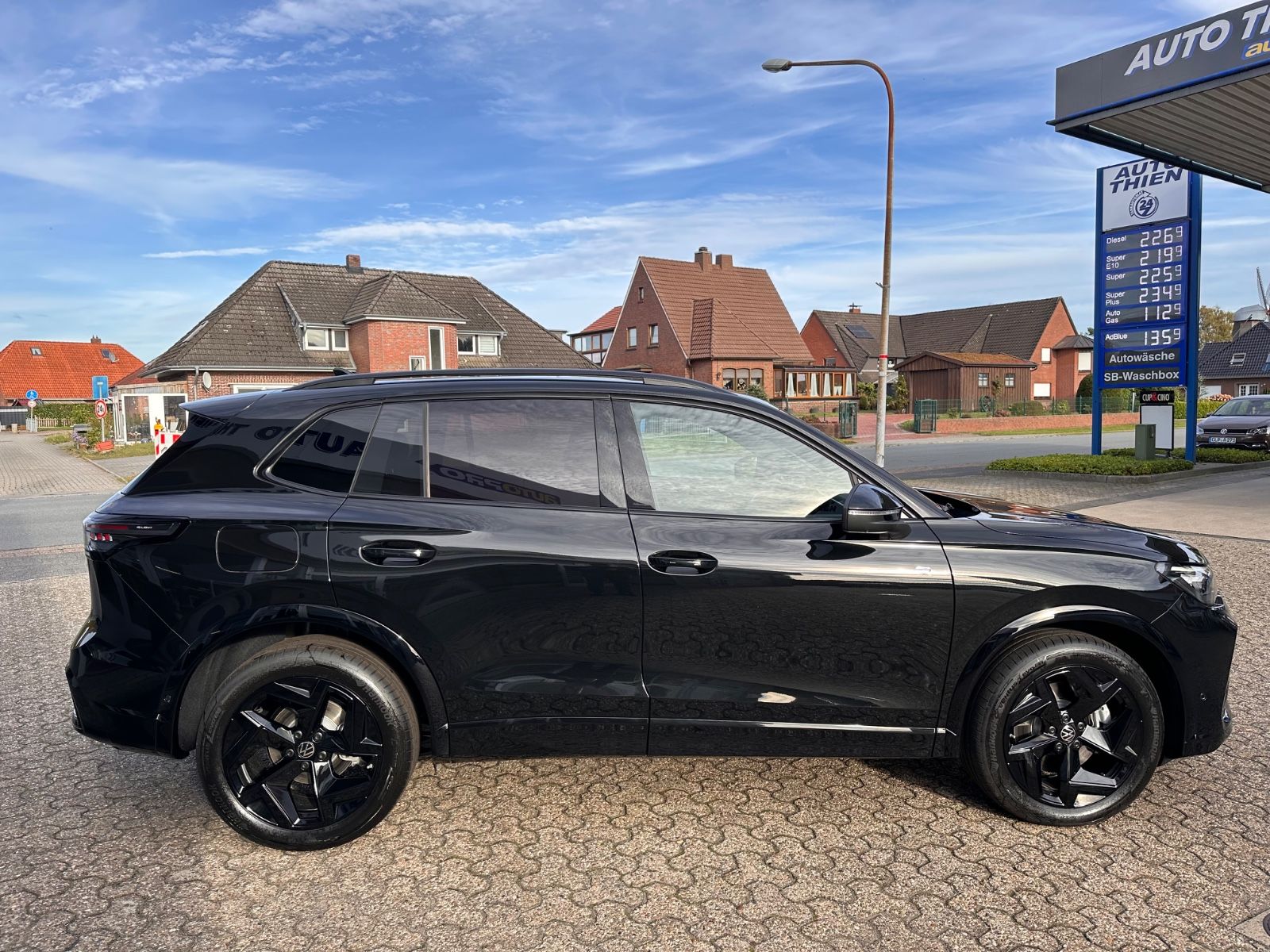 Fahrzeugabbildung Volkswagen Tiguan R-Line 2.0 TDI DSG Black/Pano/Matrix/AHK