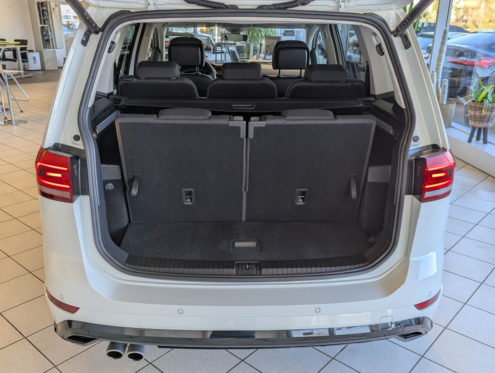 VW Touran 2.0 DSG R-Line High. Pano 7-Si IQ.Dri AHK - Image 21