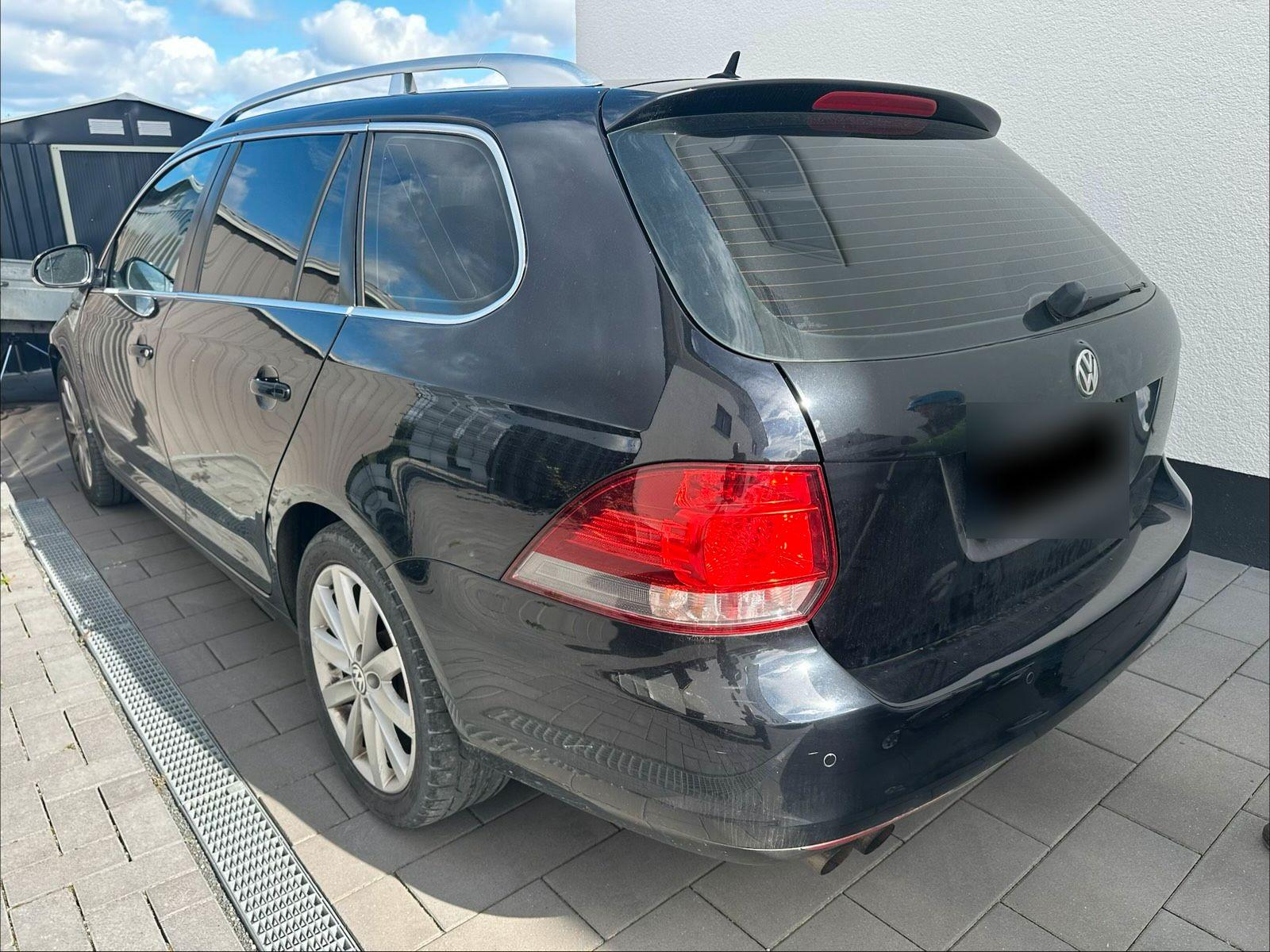 Volkswagen Golf 2010 — interior