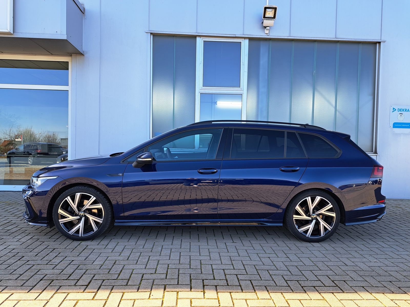 Fahrzeugabbildung Volkswagen Golf VIII 2.0 TDI DSG R-LINE MATRIX-LED NAVI ACC