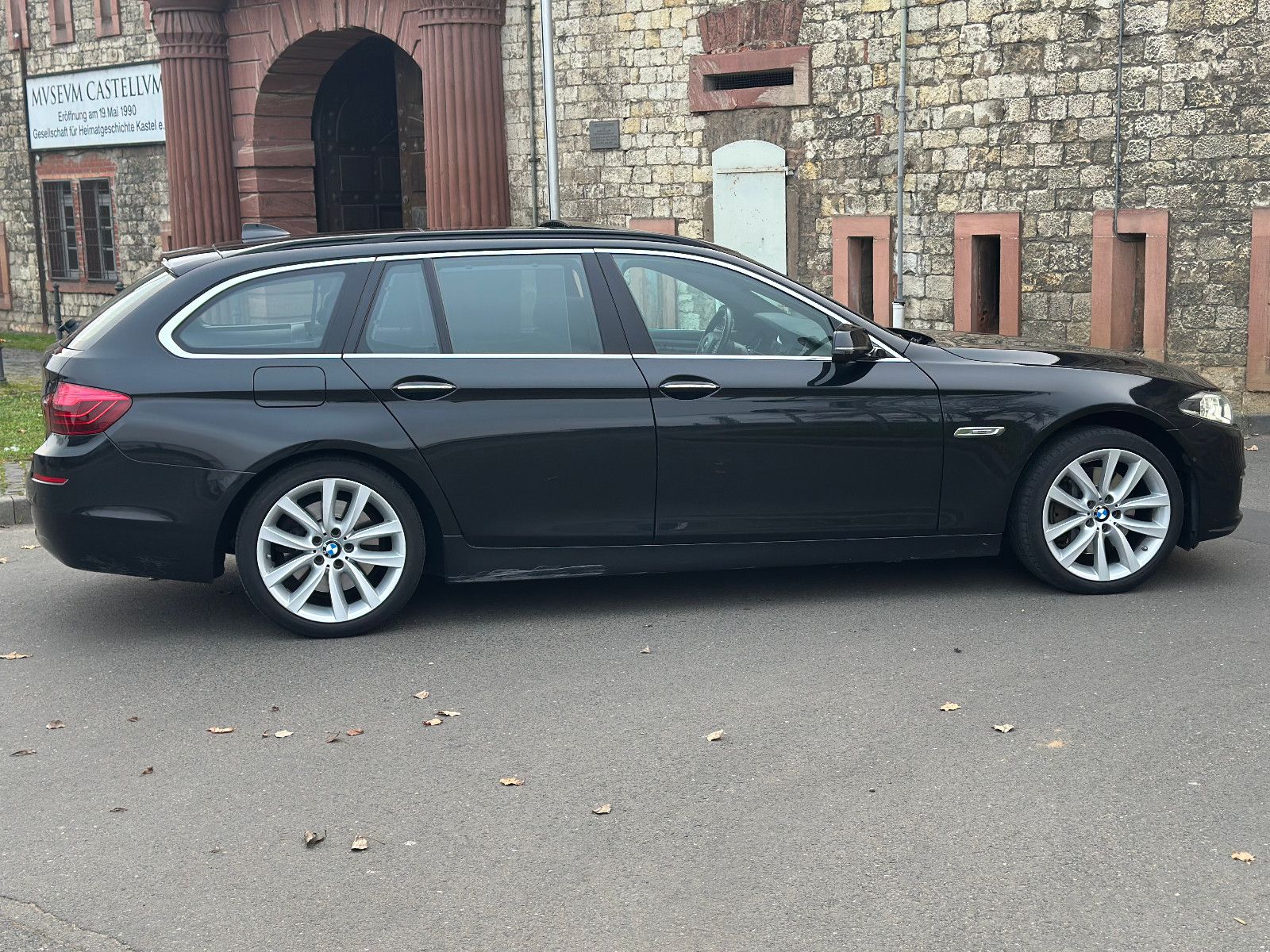 Fahrzeugabbildung BMW 530d xDRIVE TOURING LUXURY LINE*MOD.2015+PANO.*