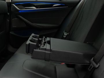 Fahrzeugabbildung BMW 520d SportLine Kamera Panorama HUD H/K AHK LED
