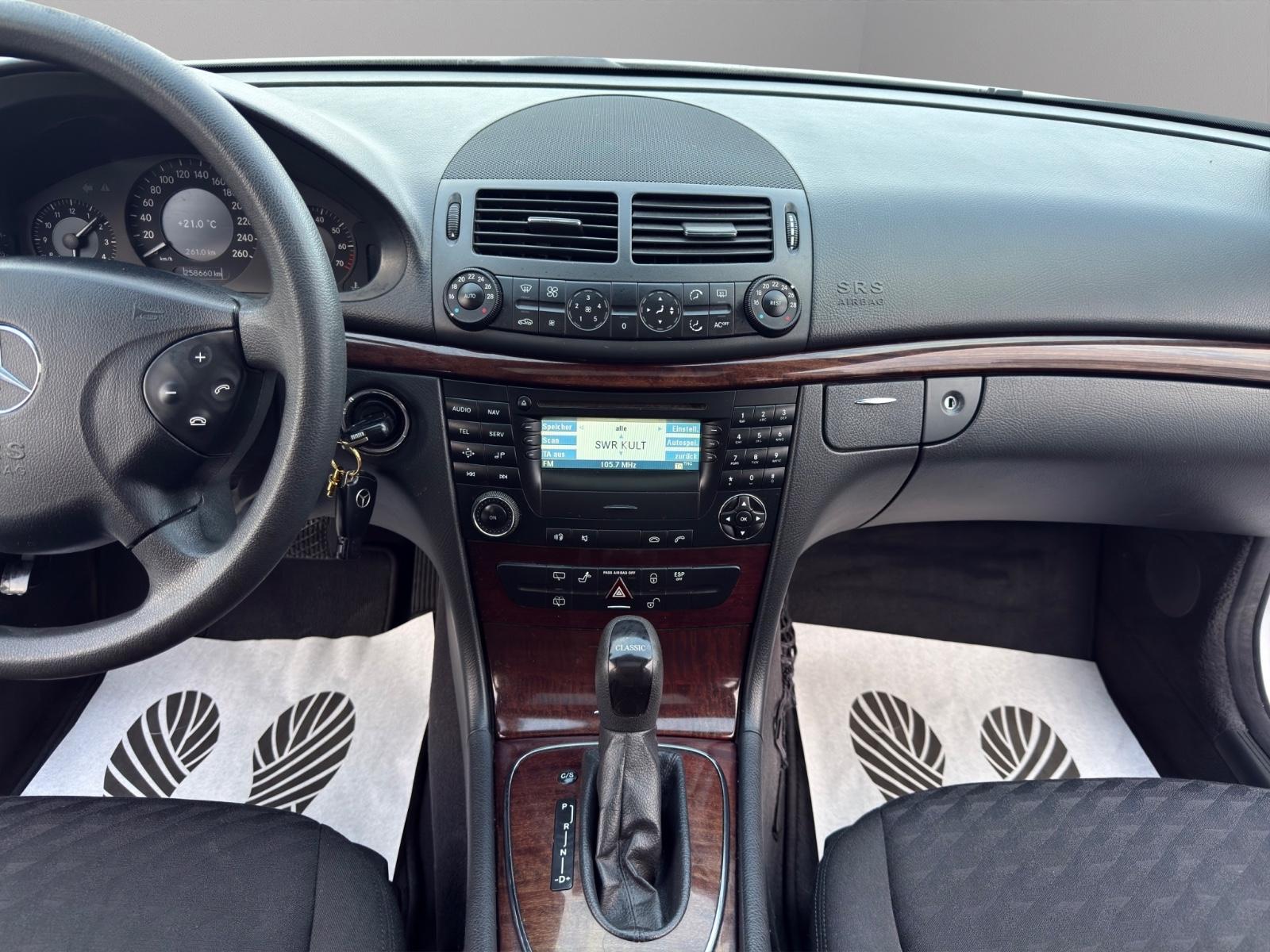 Mercedes-Benz E200 2005 — photo 16