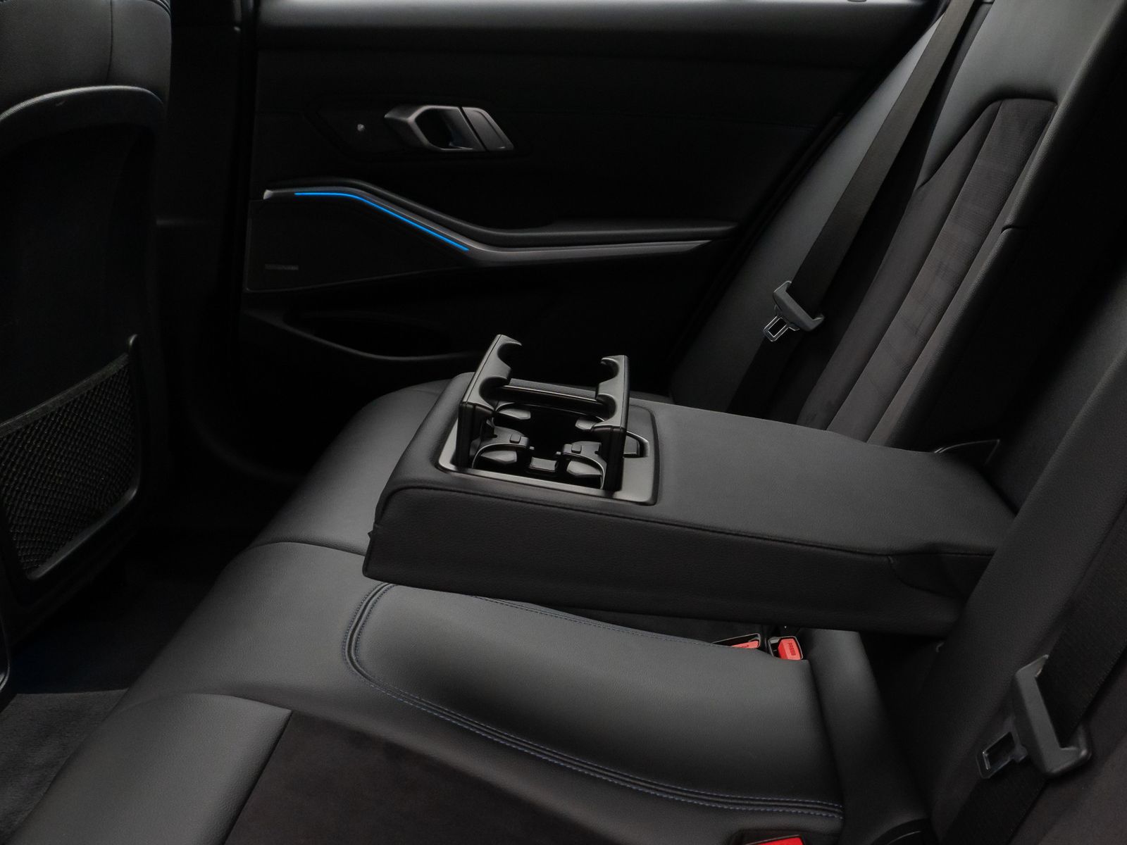 Fahrzeugabbildung BMW 330e M Sport Kamera HUD DAB H/K Alarm LED 18Zoll