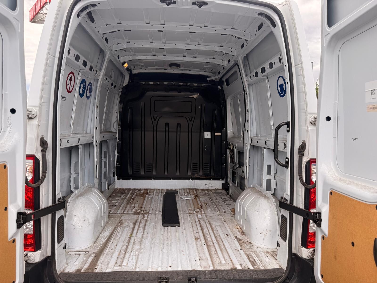 Fahrzeugabbildung Renault MasterIII Kasten L1H2 HKa 3,5t/1.HAND/SCHECKHEFT
