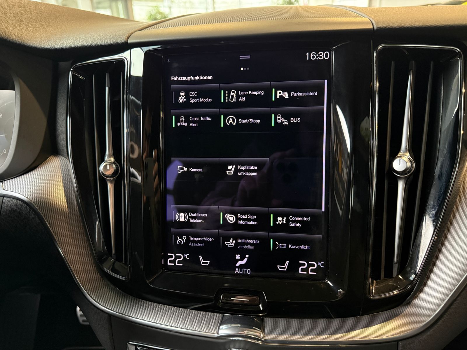 Fahrzeugabbildung Volvo XC60 R Design AWD AHK LED NAVI