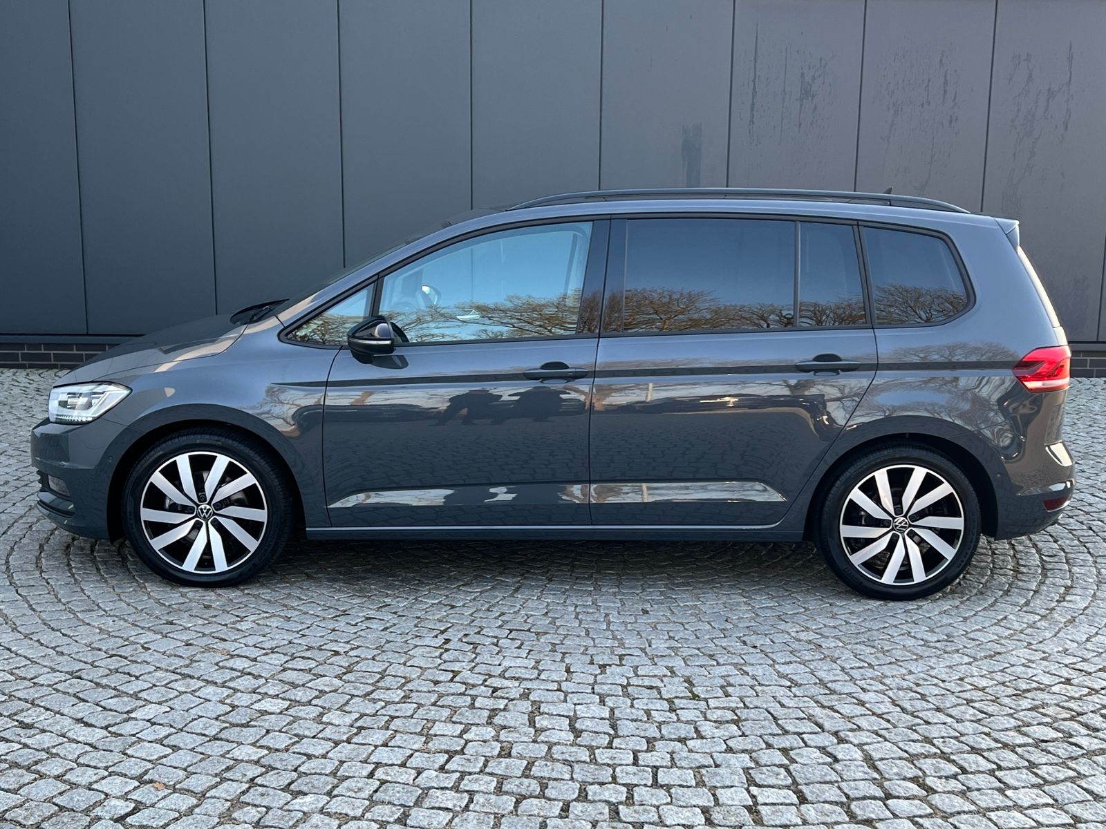 Fahrzeugabbildung Volkswagen Touran Highline 2.0 TDI DSG *AHK, 7 Sitze, LED,